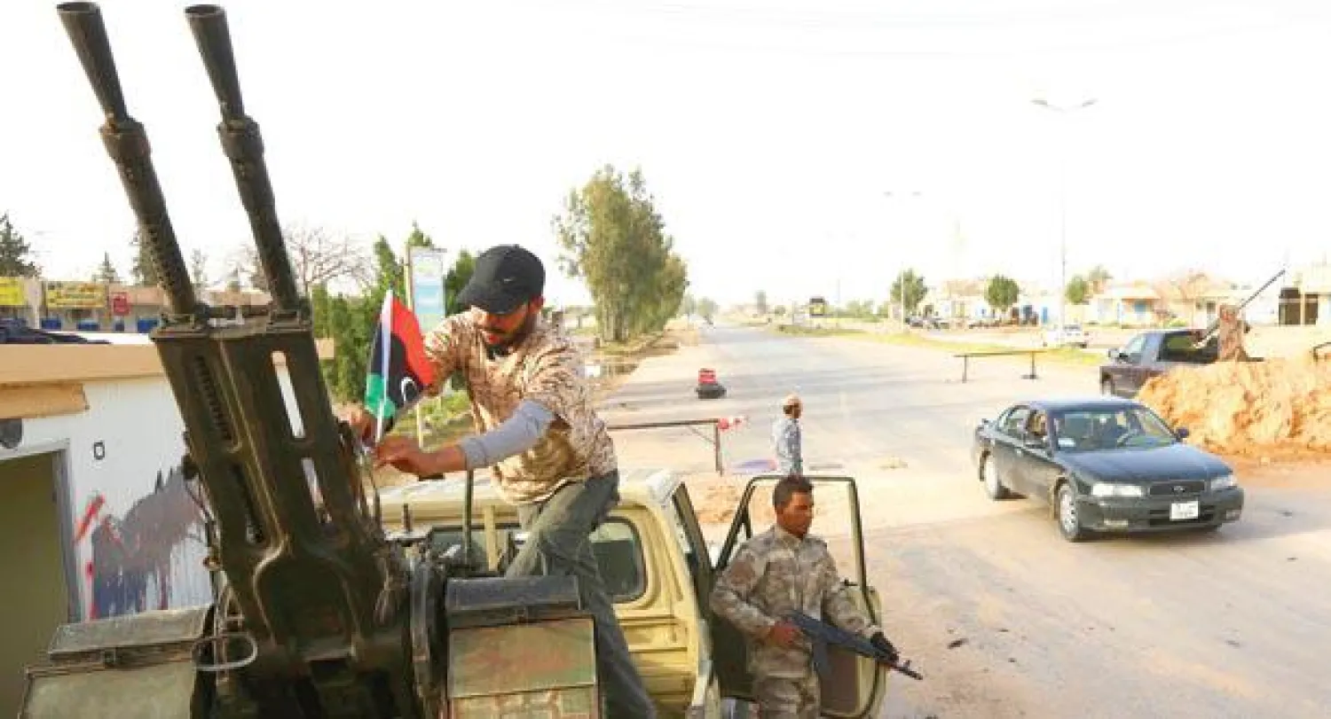 عناصر مسلحة عند نقطة تفتيش في بلدة العزيزية  (ا.ف.ب)