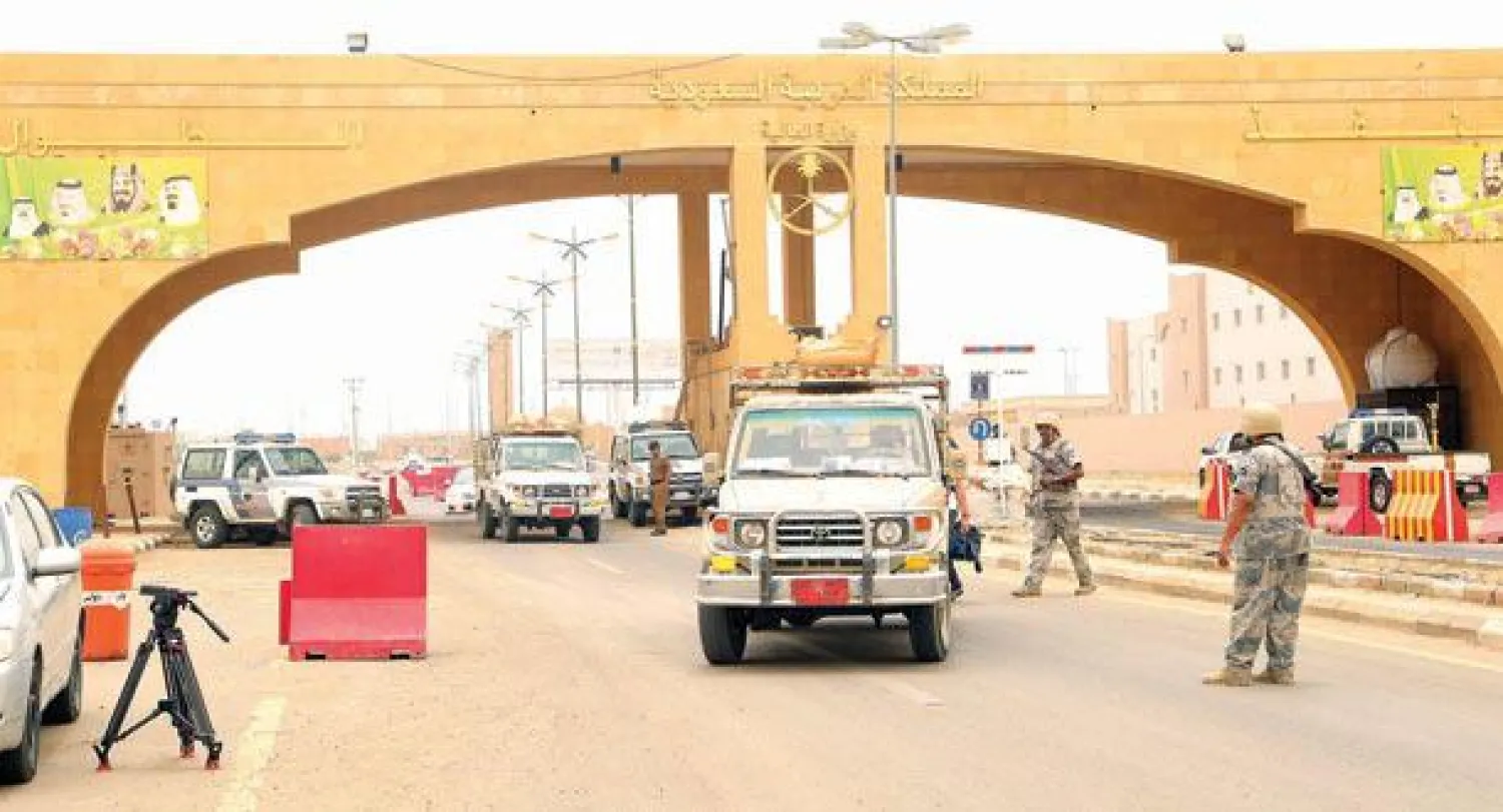 سيارات تجتاز نقاط تفتيش على الجانب السعودي من أحد المنافذ الحدودية مع اليمن ({الشرق الأوسط})