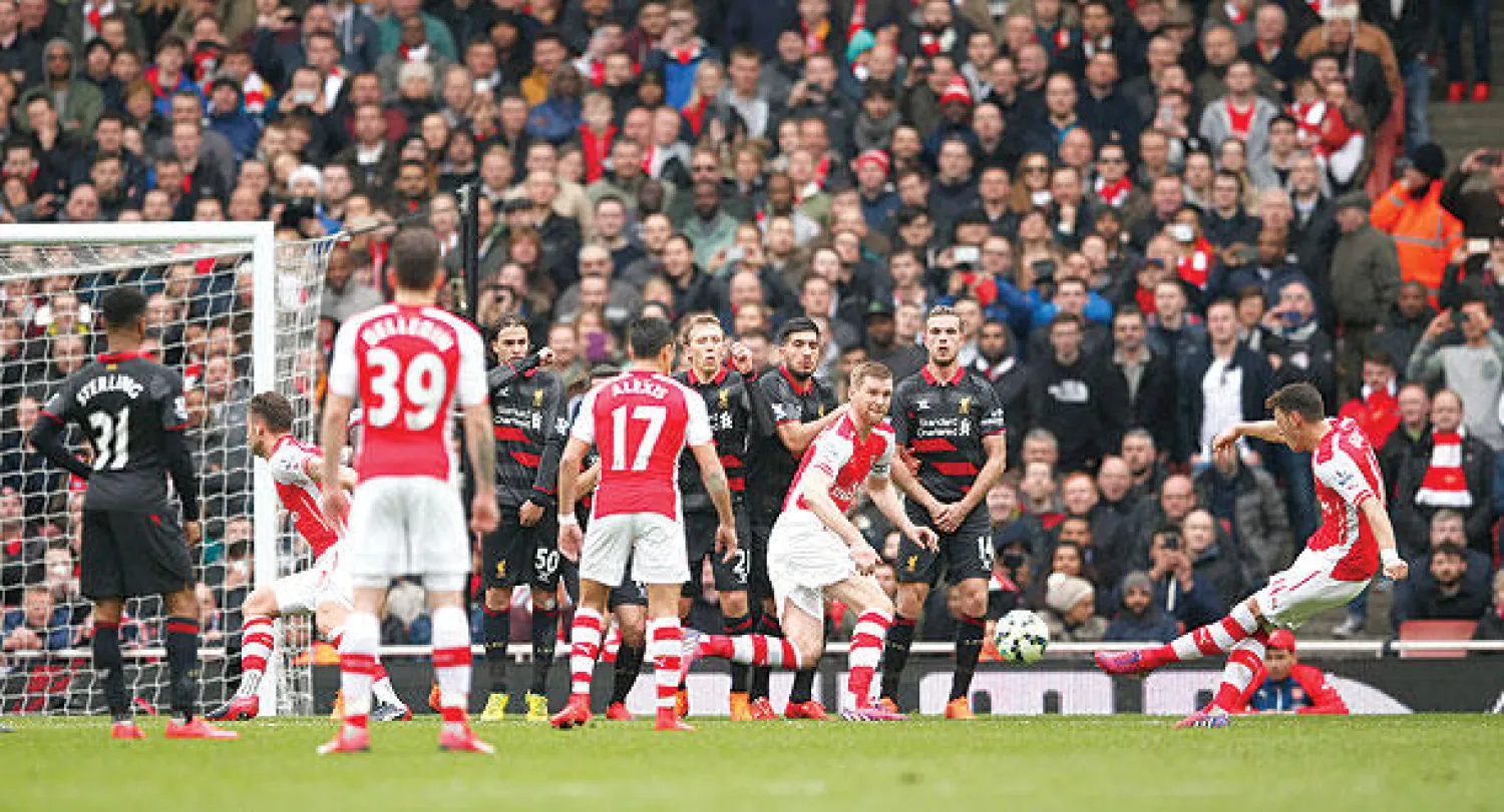 أوزيل يعزز تقدم آرسنال بهدف ثان من ركلة حرة (رويترز)