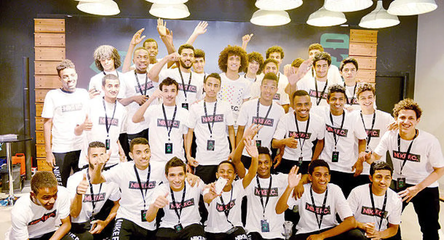 عمر عبد الرحمن في لقطة جماعية مع المواهب السعودية المشتركة في برنامج طريق النجومية (تصوير: بشير صالح)