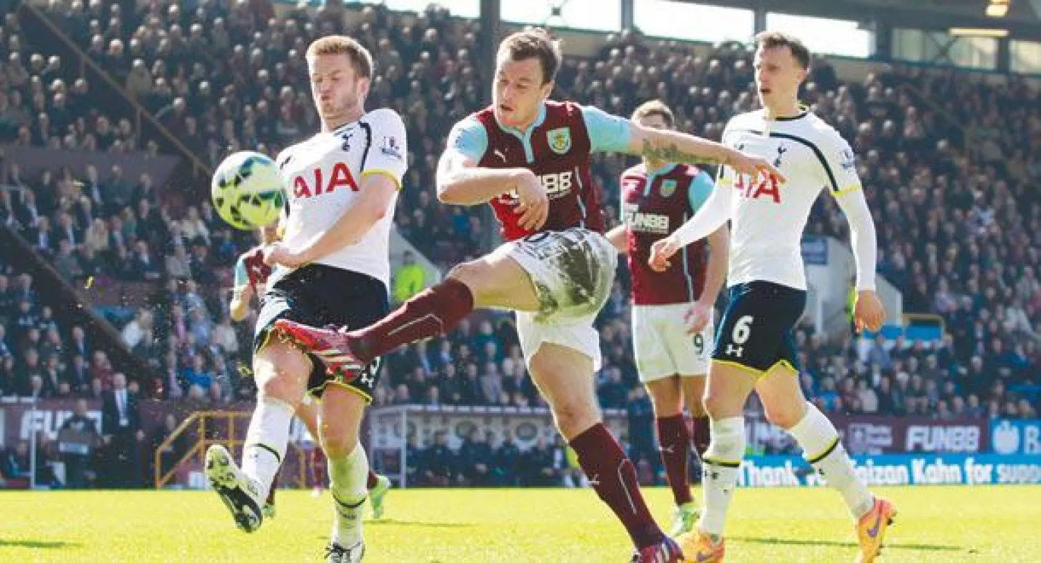 بارنز لاعب بيرنلي يحاول التصويب نحو مرمى توتنهام رغم مضايقة داير (رويترز)
