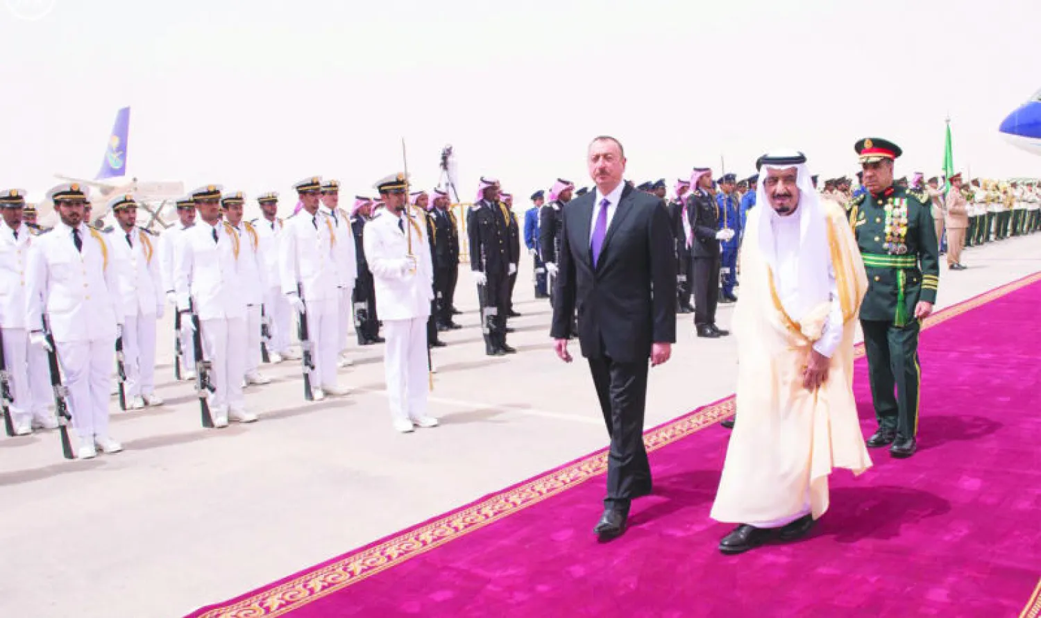 الملك سلمان بن عبد العزيز والرئيس الضيف يستعرضان حرس الشرف (واس)