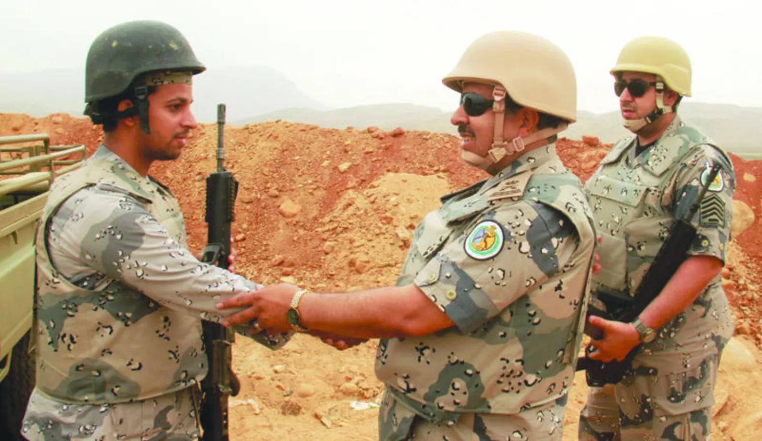 مدير عام حرس الحدود السعودي اللواء البحري عواد بن عيد البلوي خلال تفقده الحدود السعودية - اليمنية أمس (أ.ف.ب)