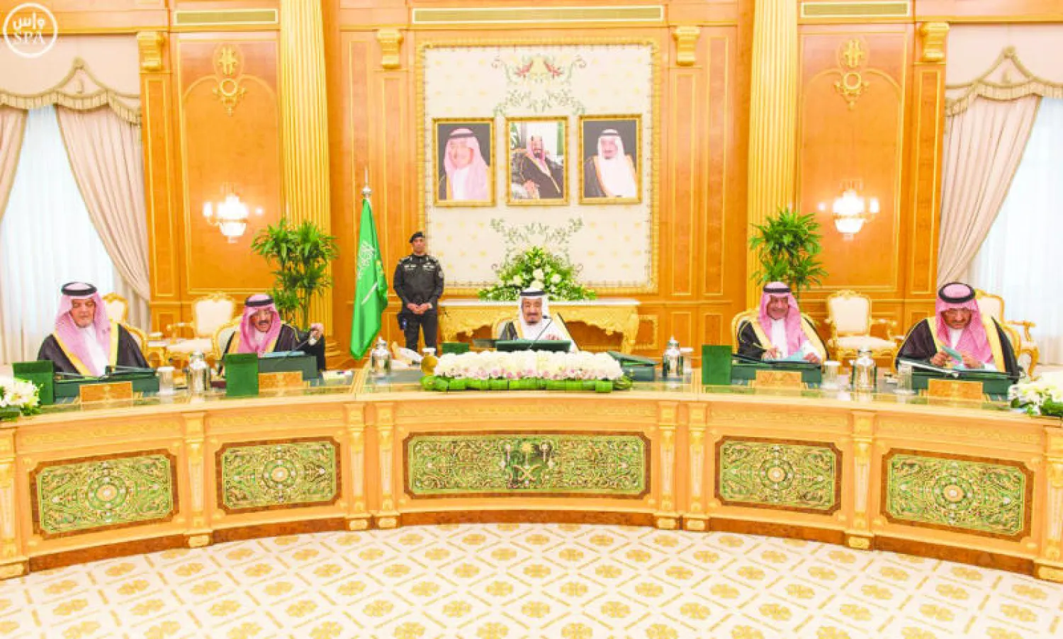 الملك سلمان بن عبد العزيز لدى ترؤسه جلسة مجلس الوزراء.. ويبدو الأمير سعود الفيصل وزير الخارجية والأمير مقرن ولي العهد والأمير محمد بن نايف ولي ولي العهد (واس)