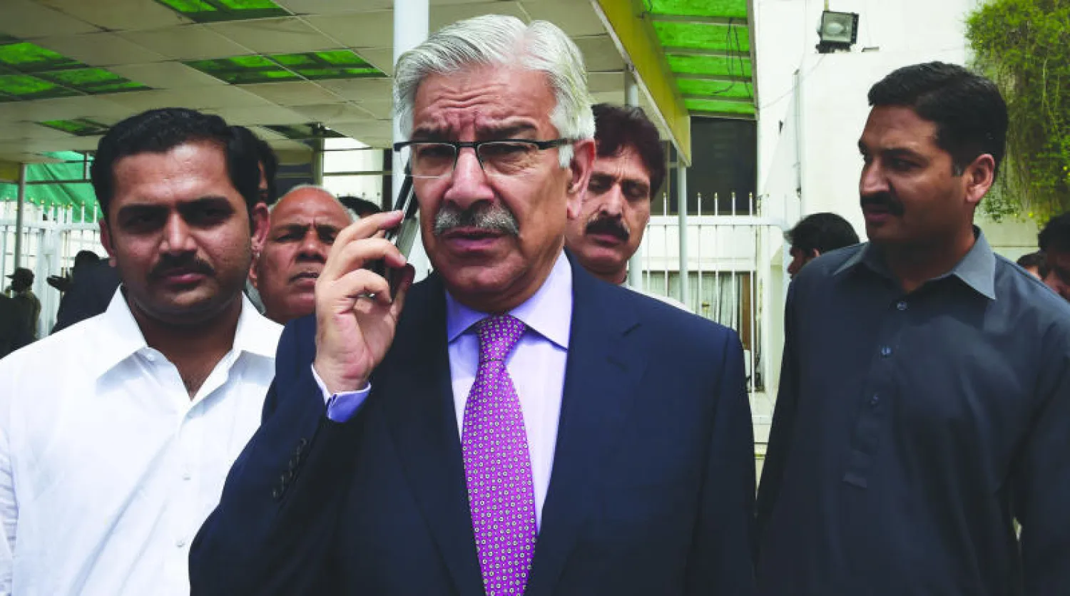 وزير الدفاع الباكستاني يغادر مقر البرلمان بعد نقاش في مجلس النواب حول «عاصفة الحزم» أمس (أ.ف.ب)