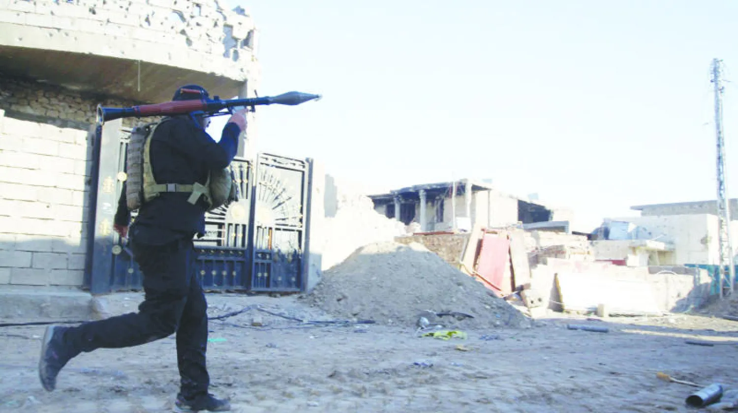 عنصر في القوات الخاصة العراقية خلال مواجهات مع مسلحي «داعش» في الأنبار أول من أمس (إ.ب.أ)