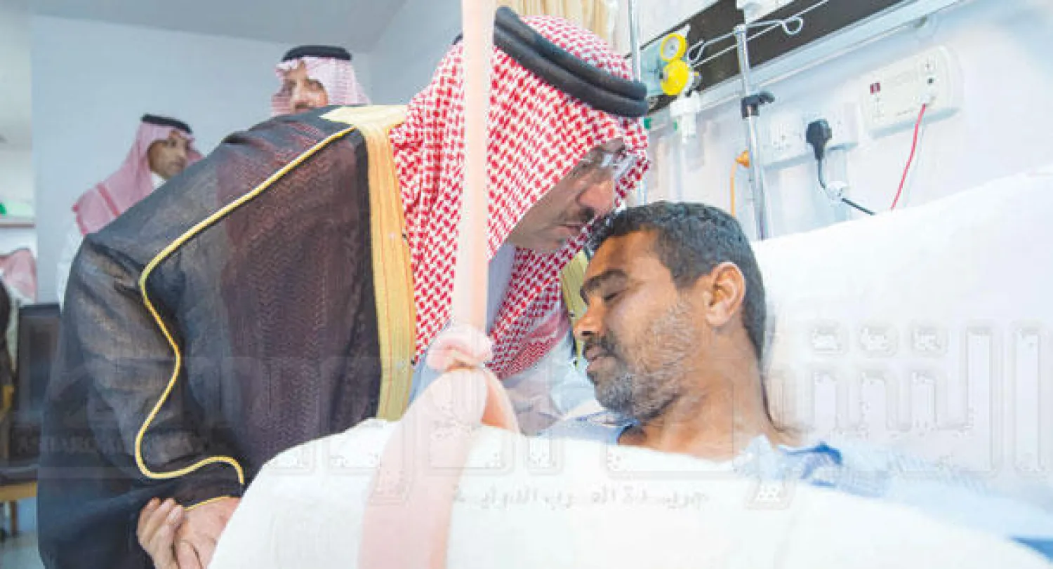 ولي ولي العهد يقبل رأس أحد أفراد حرس الحدود المصابين  (تصوير: بندر الجلعود)