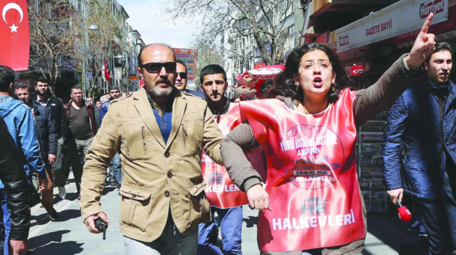 عناصر أمن أتراك باللباس المدني يعتقلون متظاهرين خلال مظاهرة احتجاجية ضد الحكومة في أنقرة أمس (أ.ف.ب)