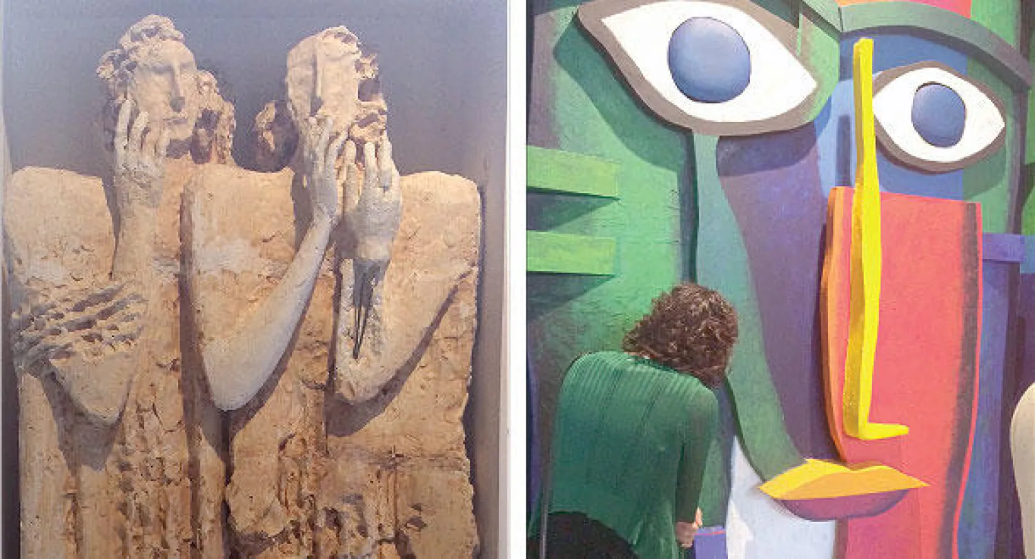 وجه خشبي الملامح لضياء العزاوي و منحوتة لإسماعيل فتاح