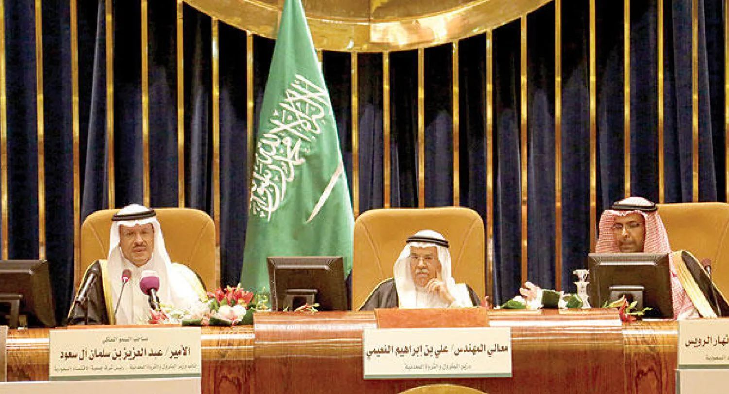 الأمير عبد العزيز بن سلمان بن عبد العزيز والمهندس علي النعيمي وزير البترول والثروة المعدنية السعودي  خلال فعاليات اللقاء السنوي الثامن عشر الذي نظمته جمعية الاقتصاد السعودية (تصوير: إقبال حسين)