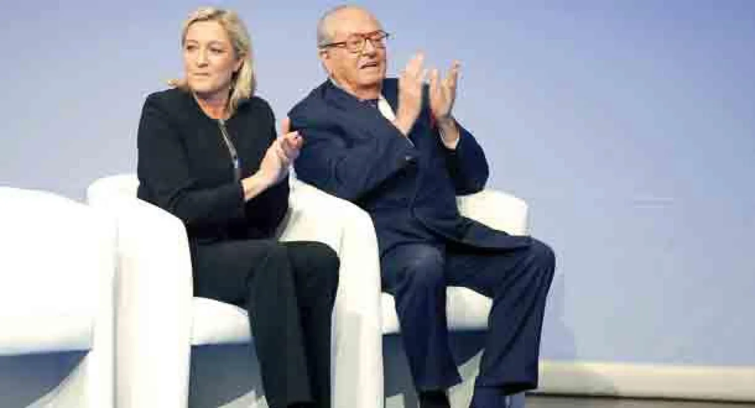 جان ماري لوبن وابنته مارين يصفقان خلال مؤتمر «الجبهة الوطنية» في مدينة ليون في 29 نوفمبر 2014 (أ.ب)