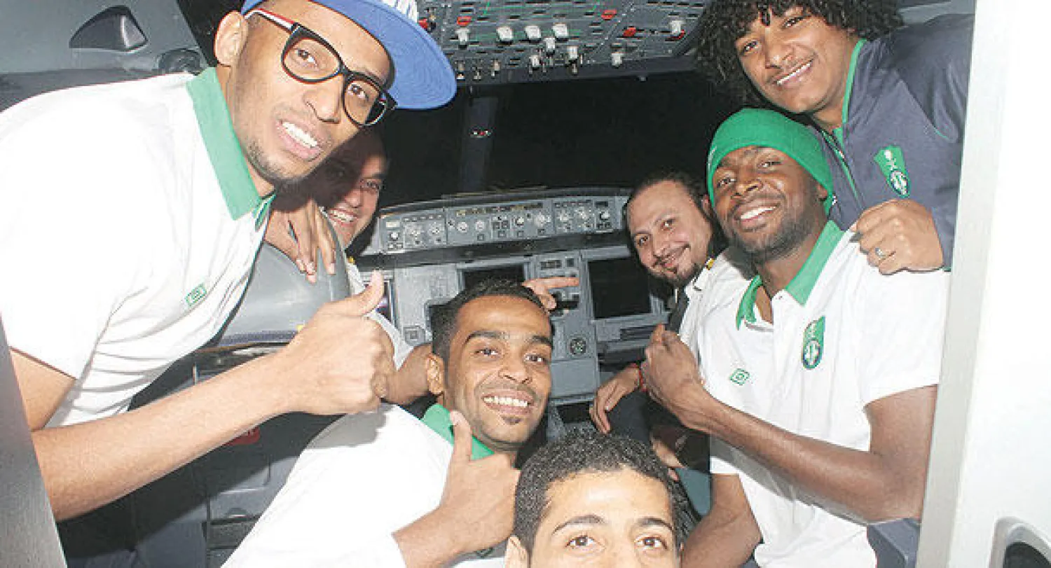 لاعبو الأهلي في كابينة الطائرة الخاصة خلال عودتهم من إيران إلى السعودية (المركز الإعلامي بالنادي الأهلي)