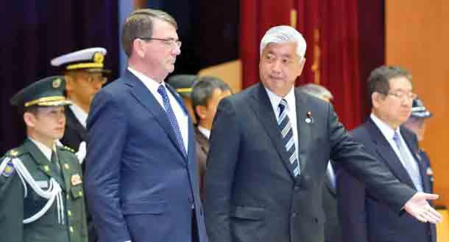 وزير الدفاع الأميركي آشتون كارتر مع نظيره الياباني جين ناكاتاني في طوكيو أمس (أ.ف.ب)