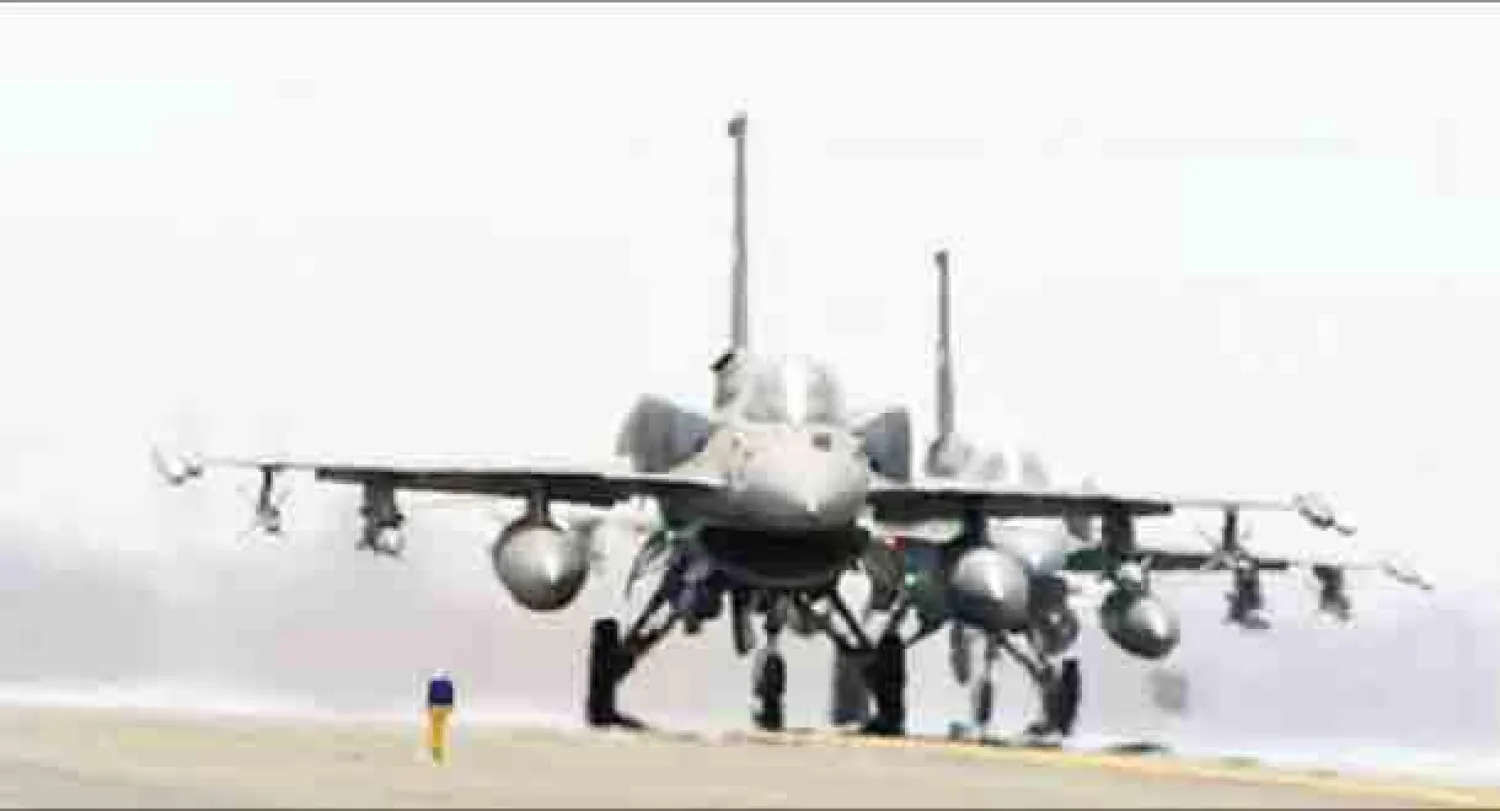 مقاتلتان إماراتيتان في صورة بثتها وكالة الأنباء الإماراتية أمس (وام)