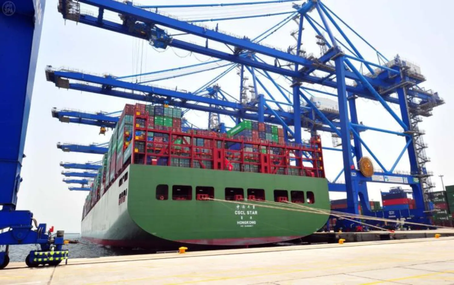 الصادرات السعودية غير البترولية تنخفض في فبراير مع ارتفاع الواردات