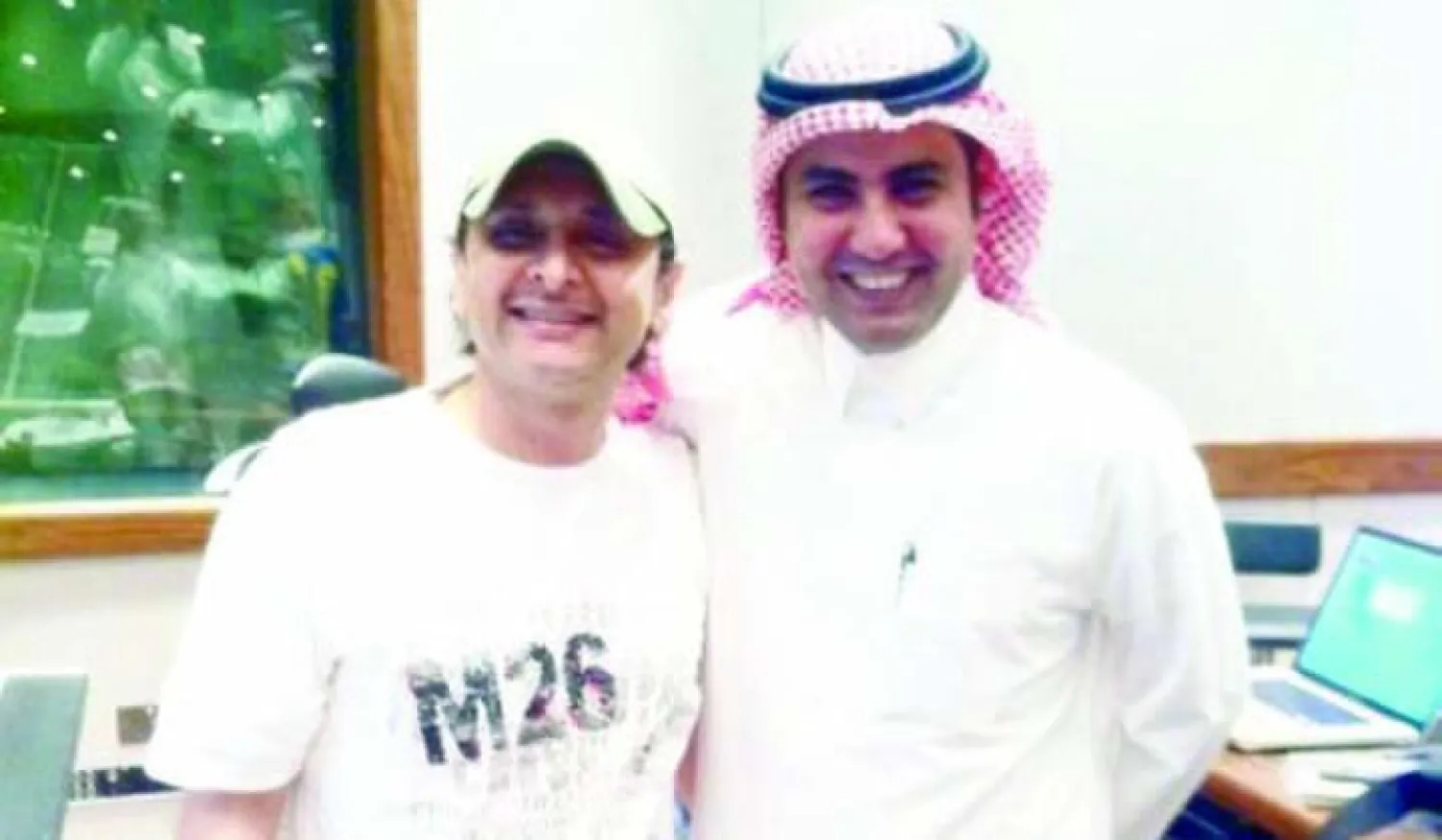 الشاعر عبد الله بودله كاتب قصيدة «ارتاح يالشعب السعودي» بجانب الفنان عبد المجيد عبد الله