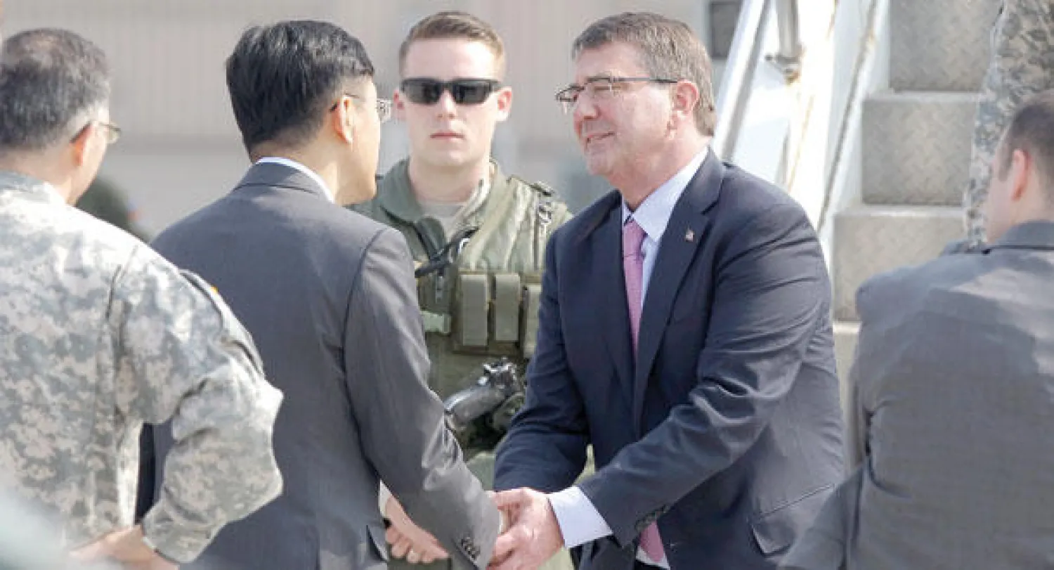 وزير الدفاع الأميركي أشتون كارتر لدى وصوله إلى قاعدة أوسان الجوية في كوريا الجنوبية أمس (إ.ب.أ)