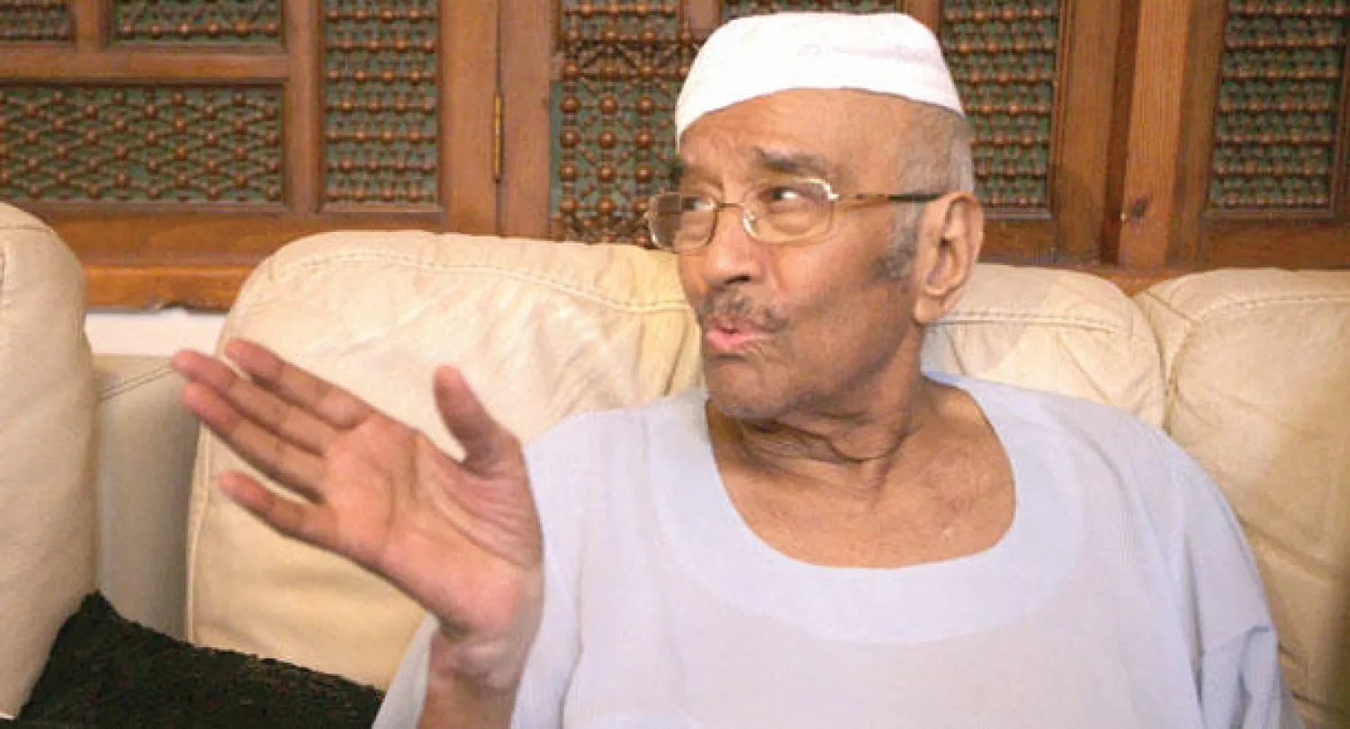 المعارض السوداني البارز فاروق أبو عيسى يتحدث في منزله بعد الإفراج عنه (أ.ف.ب)