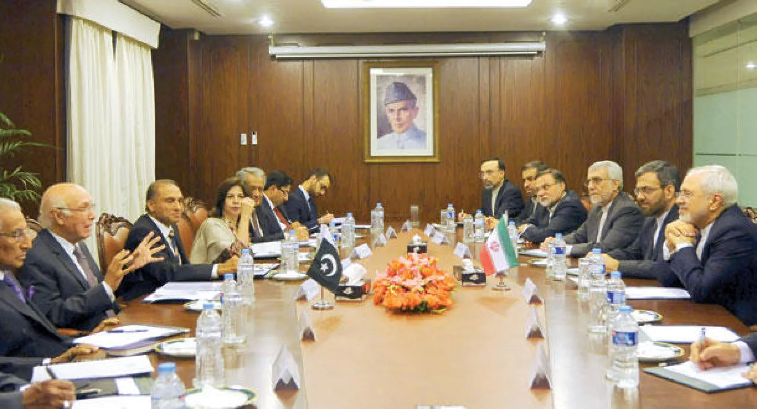 مستشار رئيس الوزراء الباكستاني لشؤون الأمن القومي والشؤون الخارجية سرتاج عزيز (يسار) خلال محادثاته مع وزير الخارجية الإيراني جواد ظريف ووفدي البلدين في وزارة الخارجية في إسلام آباد أمس (رويترز)