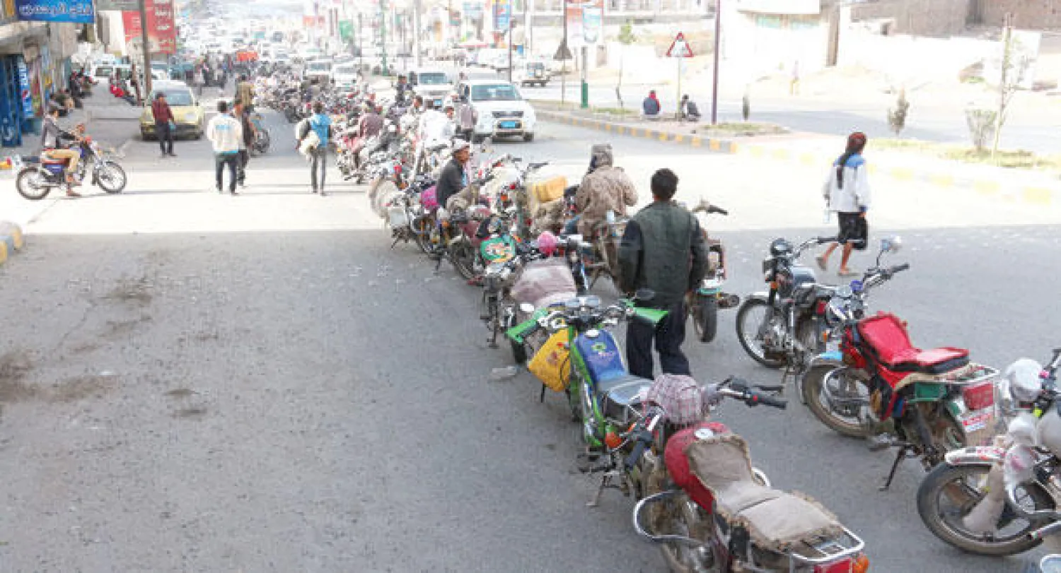 يمنيون يصطفون في طوابير للحصول على الوقود في مدينة إب اليمنية (غيتي)