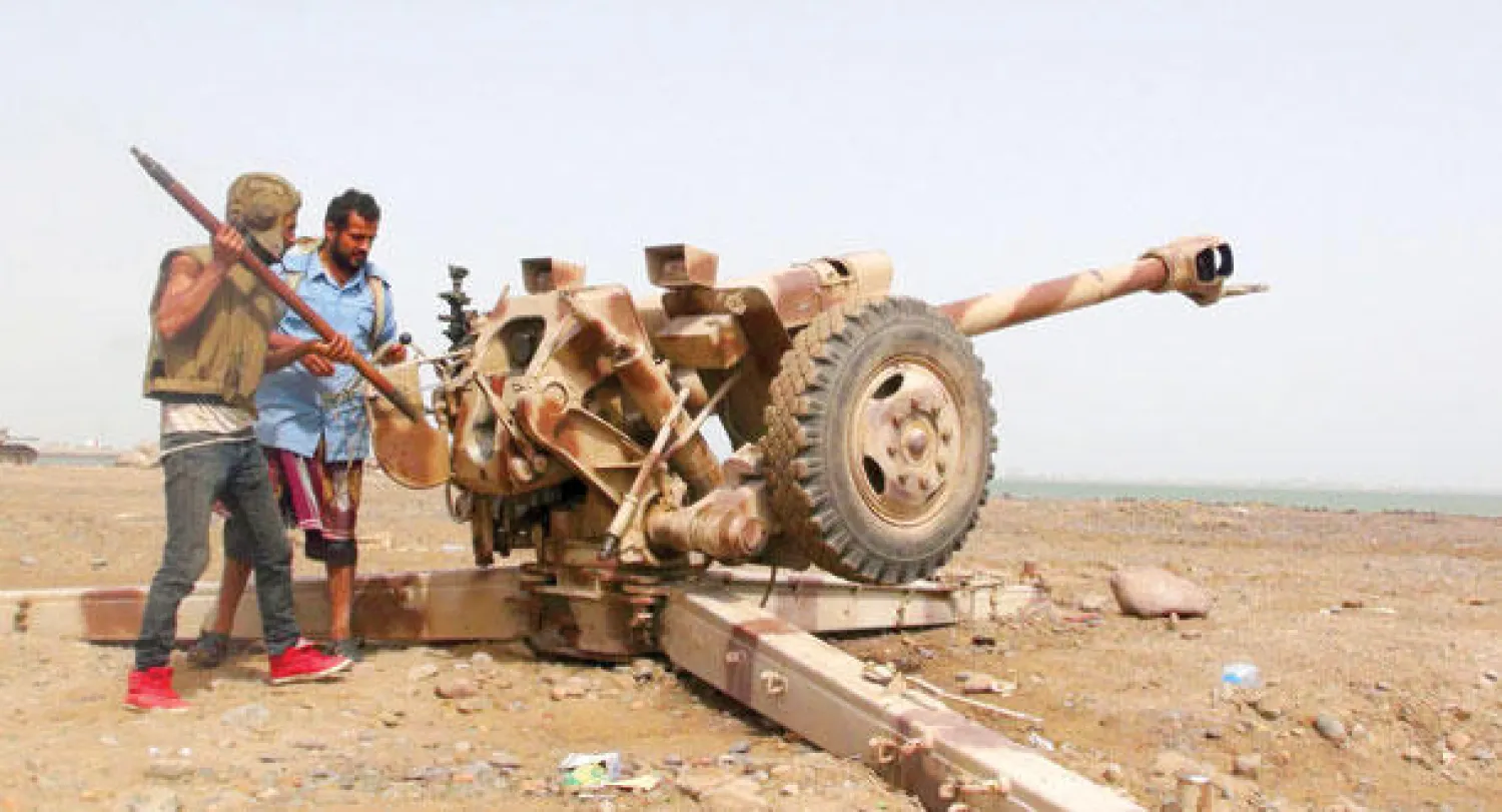 قوات قبائل يمنية ولاؤها للرئيس اليمني تواجه قوات حوثية في عدن أمس (إ.ب.أ)