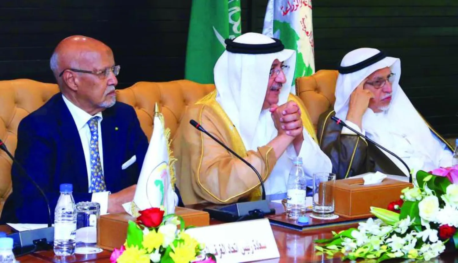 المهندس عبد الرحمن الزامل (يمين) والمهندس عبد اللطيف العثمان ومحمد ولد محمد خلال مشاركتهم بأعمال الدورة الـ118 لمجلس الغرف بالرياض أول من أمس ({الشرق الاوسط})