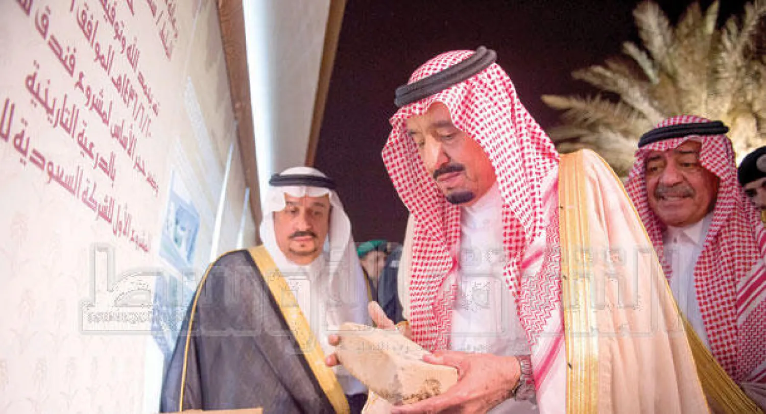 الملك سلمان بن عبد العزيز خلال تدشين مشروع تطوير {البجيري} أمس (تصوير: بندر الجلعود)