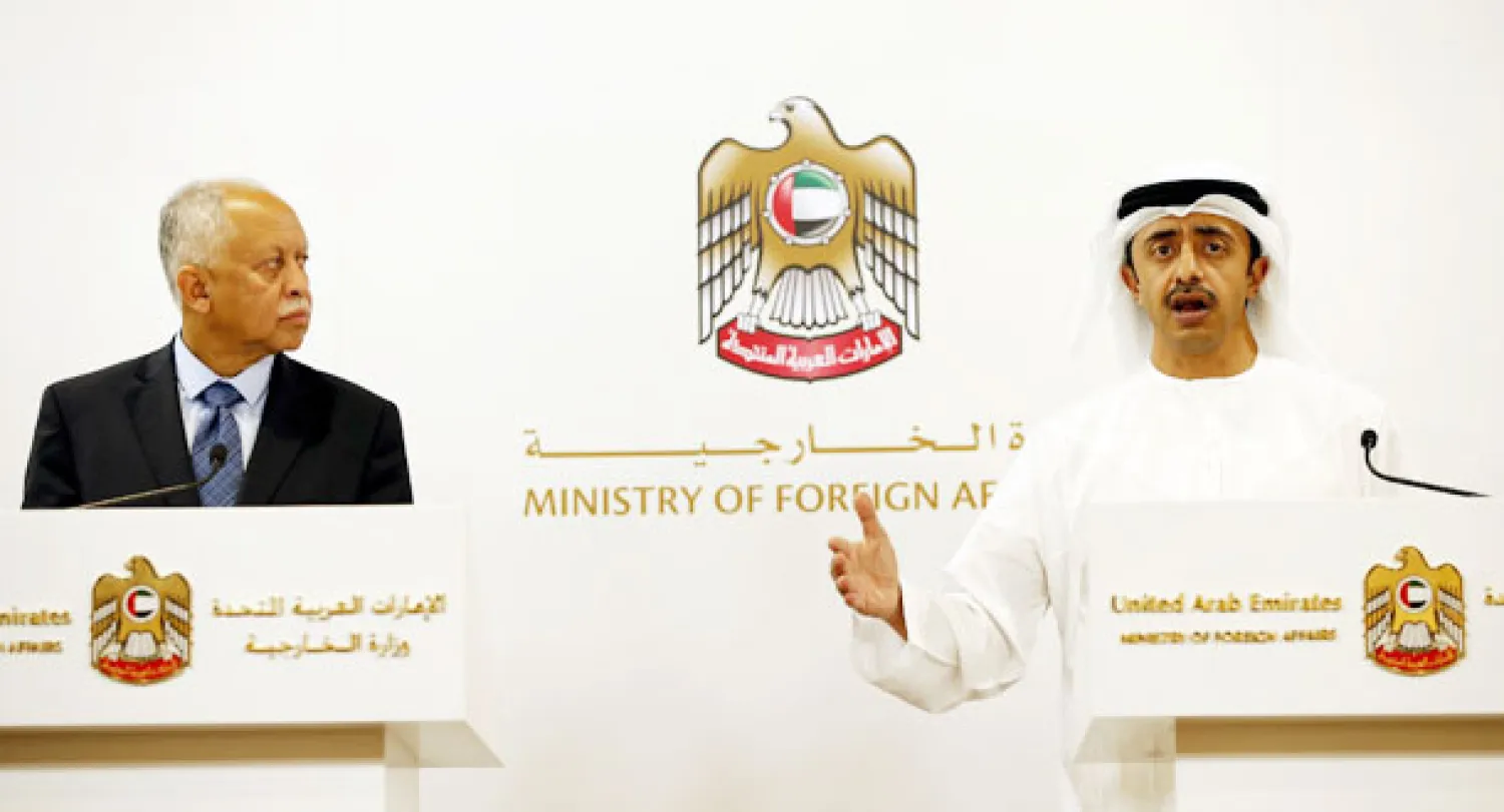 وزير خارجية الإمارات الشيخ عبد الله بن زايد يصافح وزير خارجية اليمن رياض ياسين بعد مؤتمر صحافي لهما في أبوظبي أمس (إ.ب.أ)