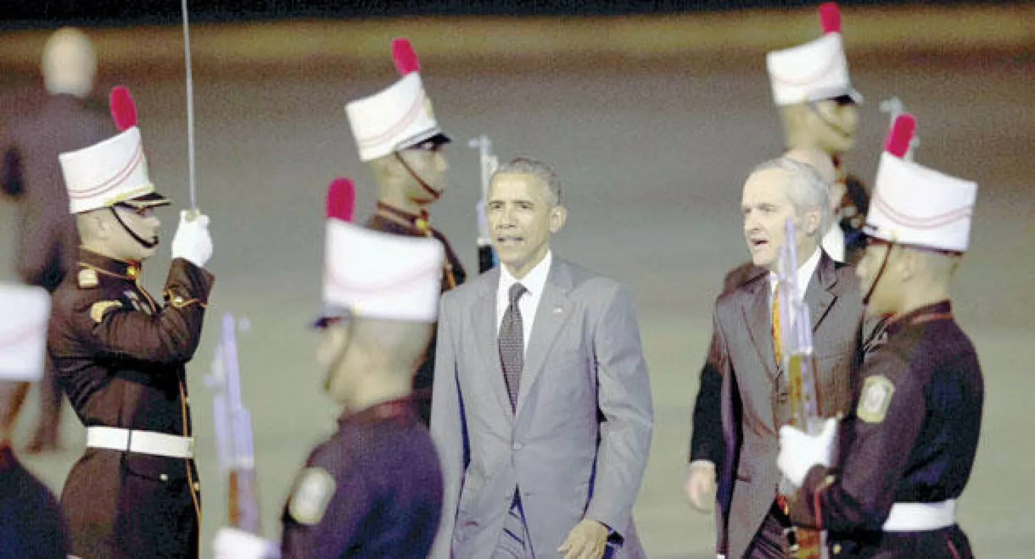 الرئيس الأميركي باراك أوباما ورئيس وزراء بنما ألفارو أليمان يستعرضان حرس الشرف في مطار بنما مساء أول من أمس (ا.ب)