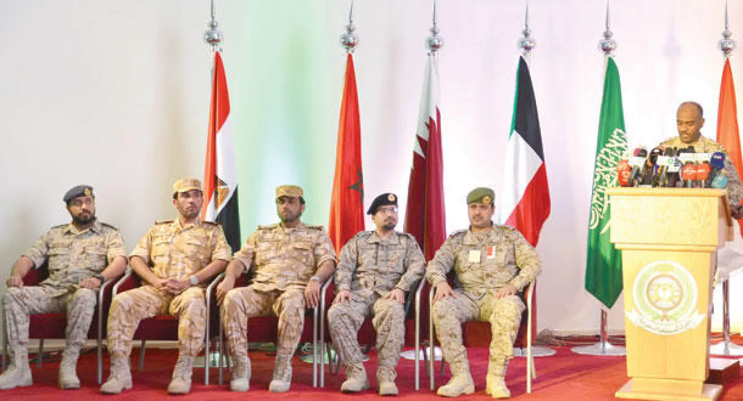 المتحدث باسم قوات التحالف العميد ركن أحمد عسيري وإلى جواره عدد من الضباط (واس)