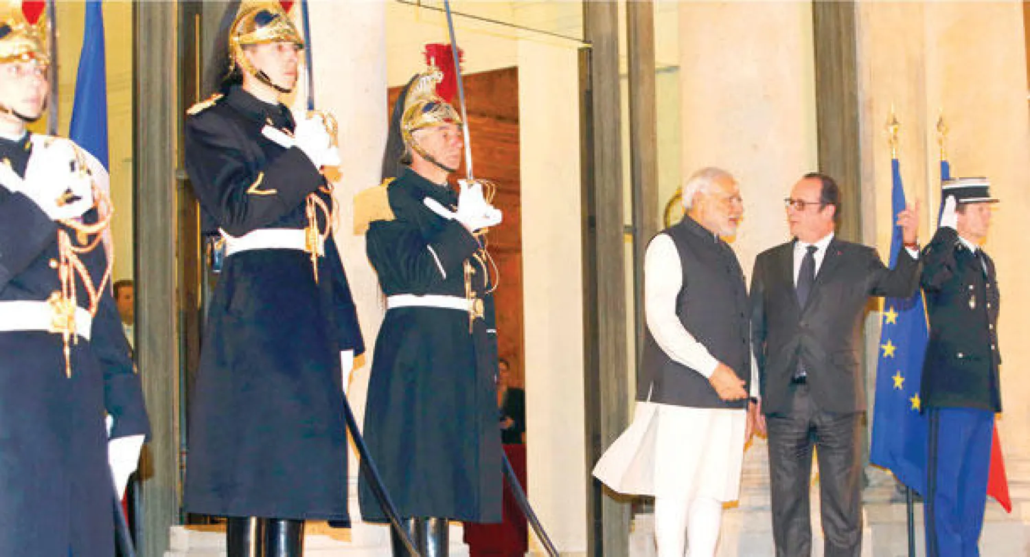 الرئيس الفرنسي فرانسوا هولاند لدى استقباله رئيس الوزراء الهندي ناريندرا مودي في قصر الإليزيه مساء أمس (رويترز)