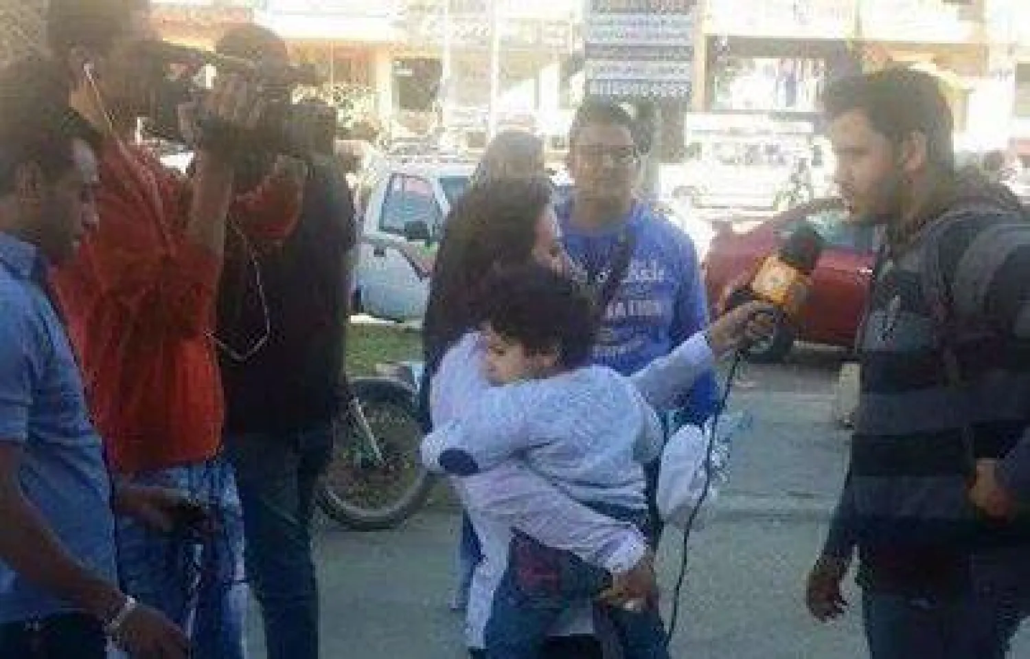 مراسلة تلفزيونية و«طفلها» يفجران ملف أوضاع المرأة العاملة في مصر