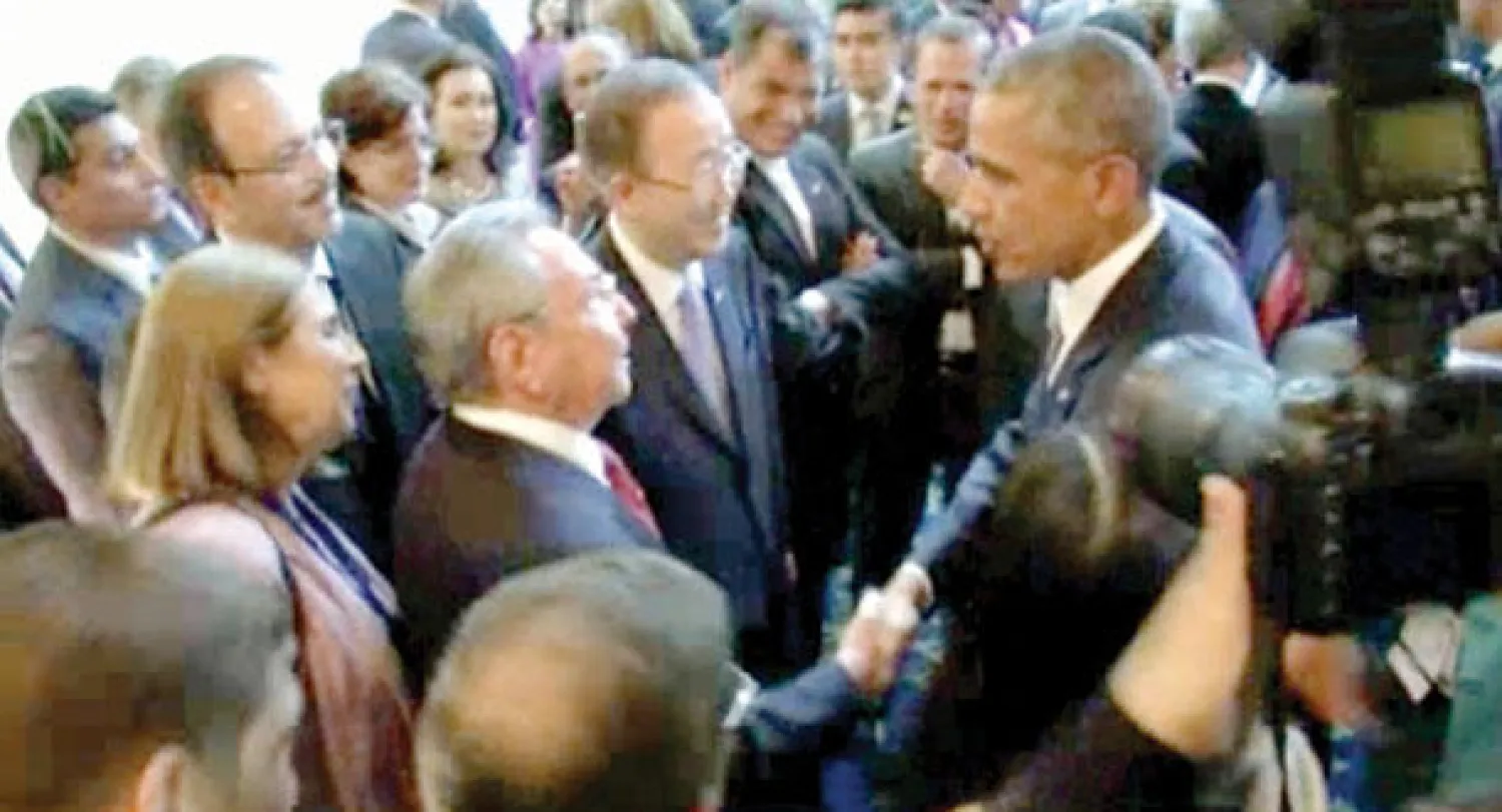 أوباما وكاسترو يتصافحان خلال بدء قمة الأميركتين في بنما (أ.ب)