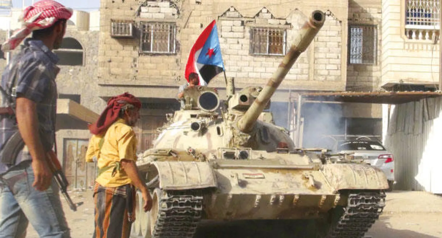 قوات موالية للرئيس اليمني هادي خلال مواجهة مع عناصر حوثية في عدن أمس (رويترز)