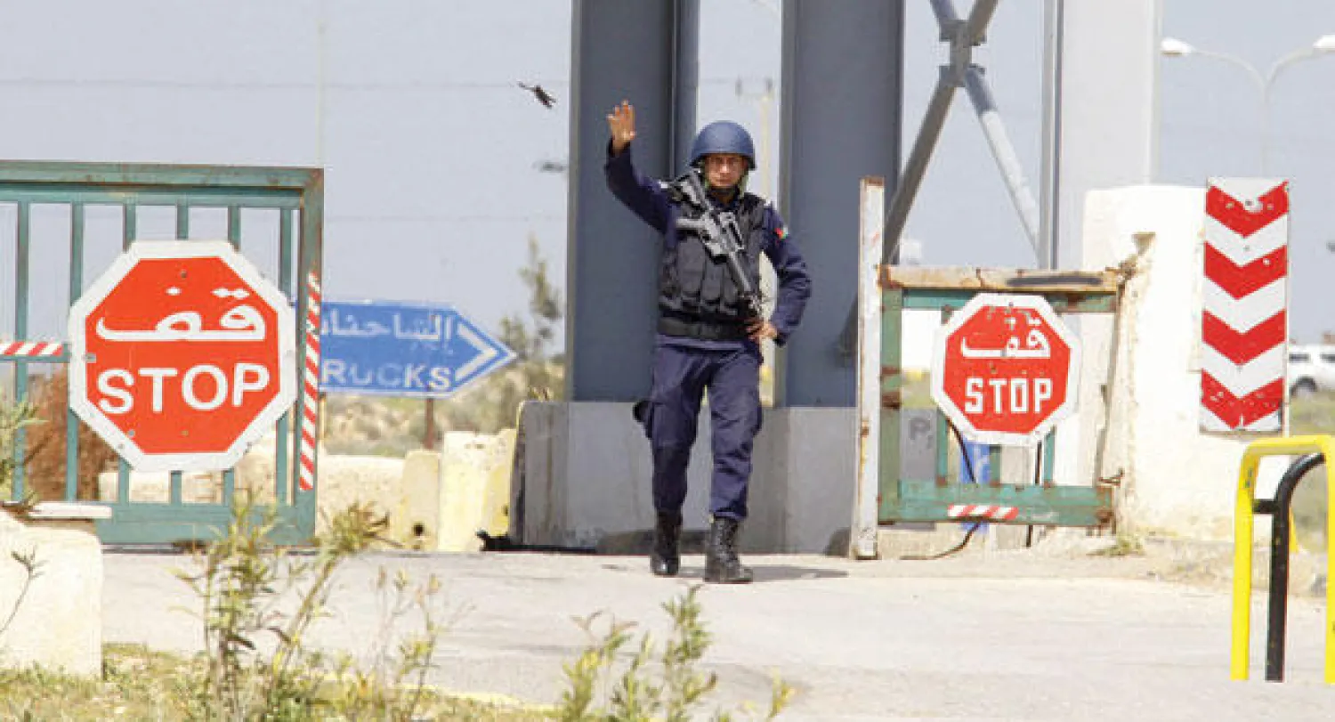 عنصر من حرس الحدود الأردني على معبر جابر على الجانب الأردني من الحدود مع سوريا (أ.ف.ب)