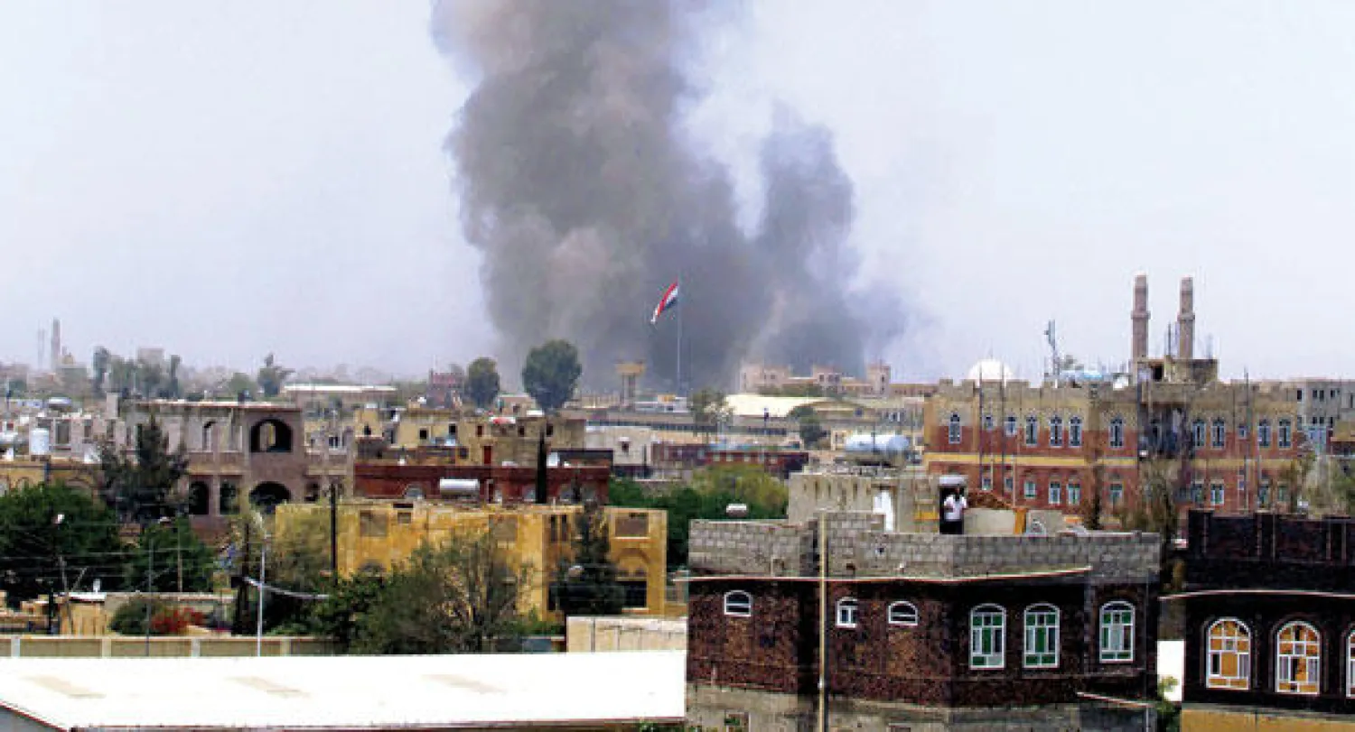 الدخان يتصاعد فوق مبنى الأكاديمية العسكرية، الذي يتخذه عبد الملك الحوثي مقرًا له في صنعاء، إثر غارة شنتها طائرات التحالف أمس (إ.ب.أ)