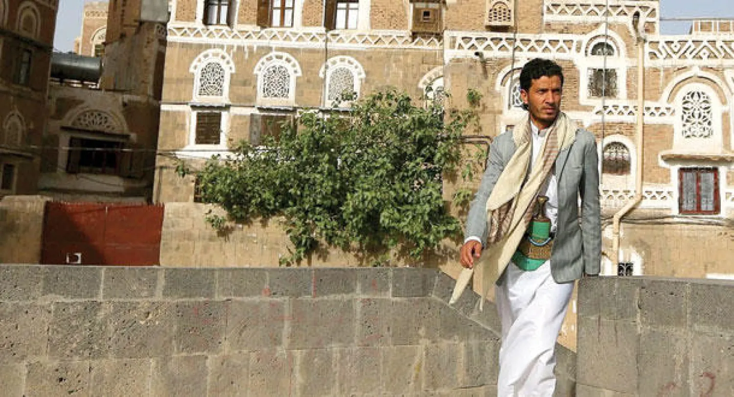 يمني في الحي القديم بصنعاء (رويترز)