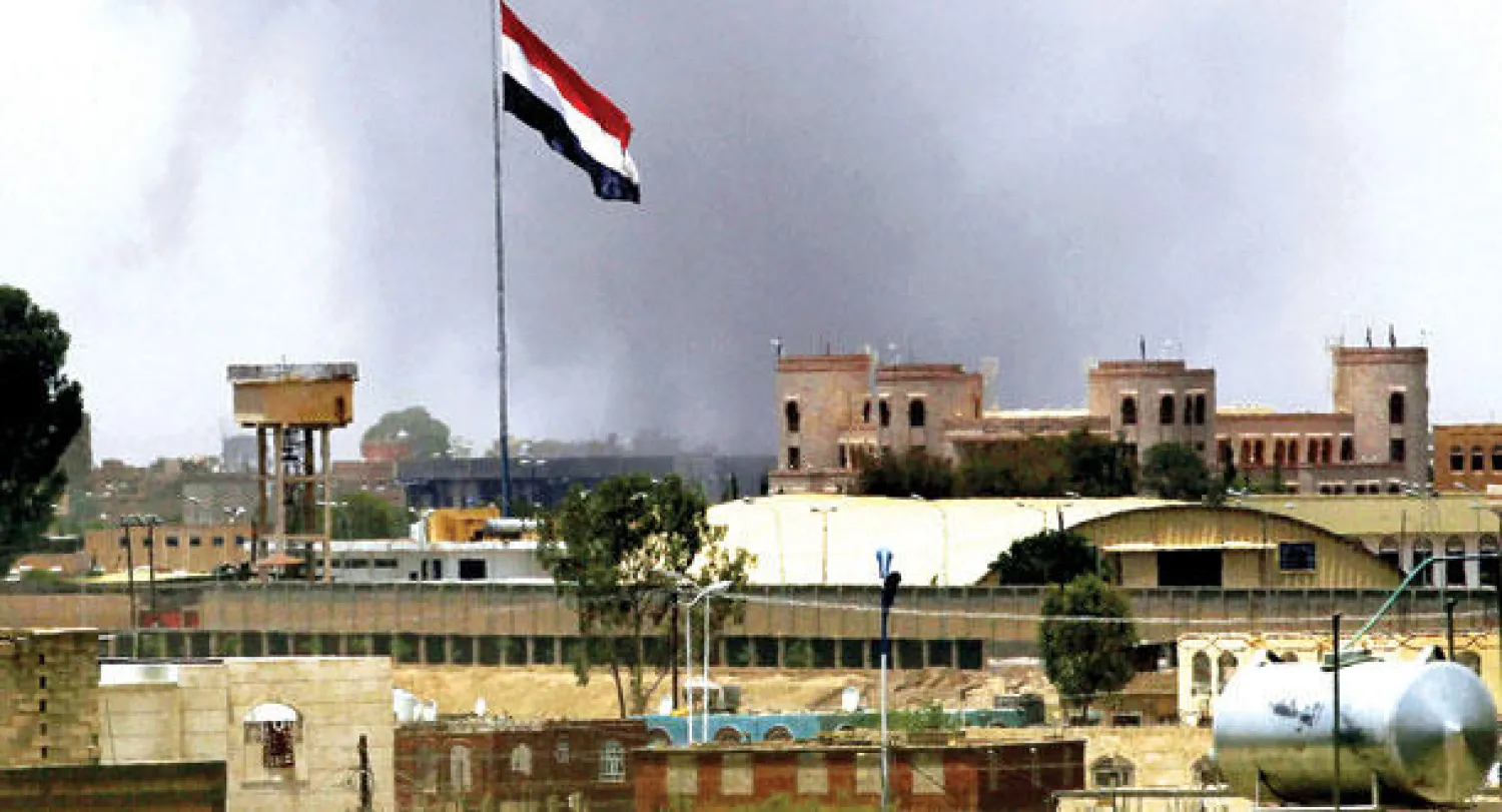 الدخان يرتفع فوق هدف ضربته طائرات التحالف في صنعاء أمس (إ.ب.أ)