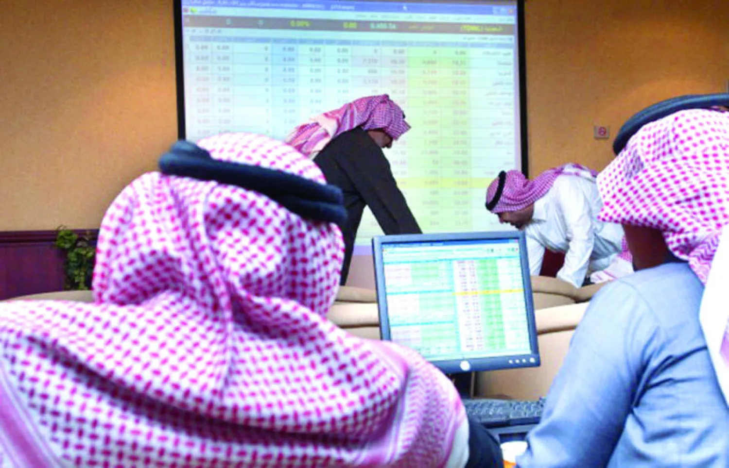 جانب من تداولات الأسهم السعودية خلال جلسة أمس ({الشرق الأوسط})