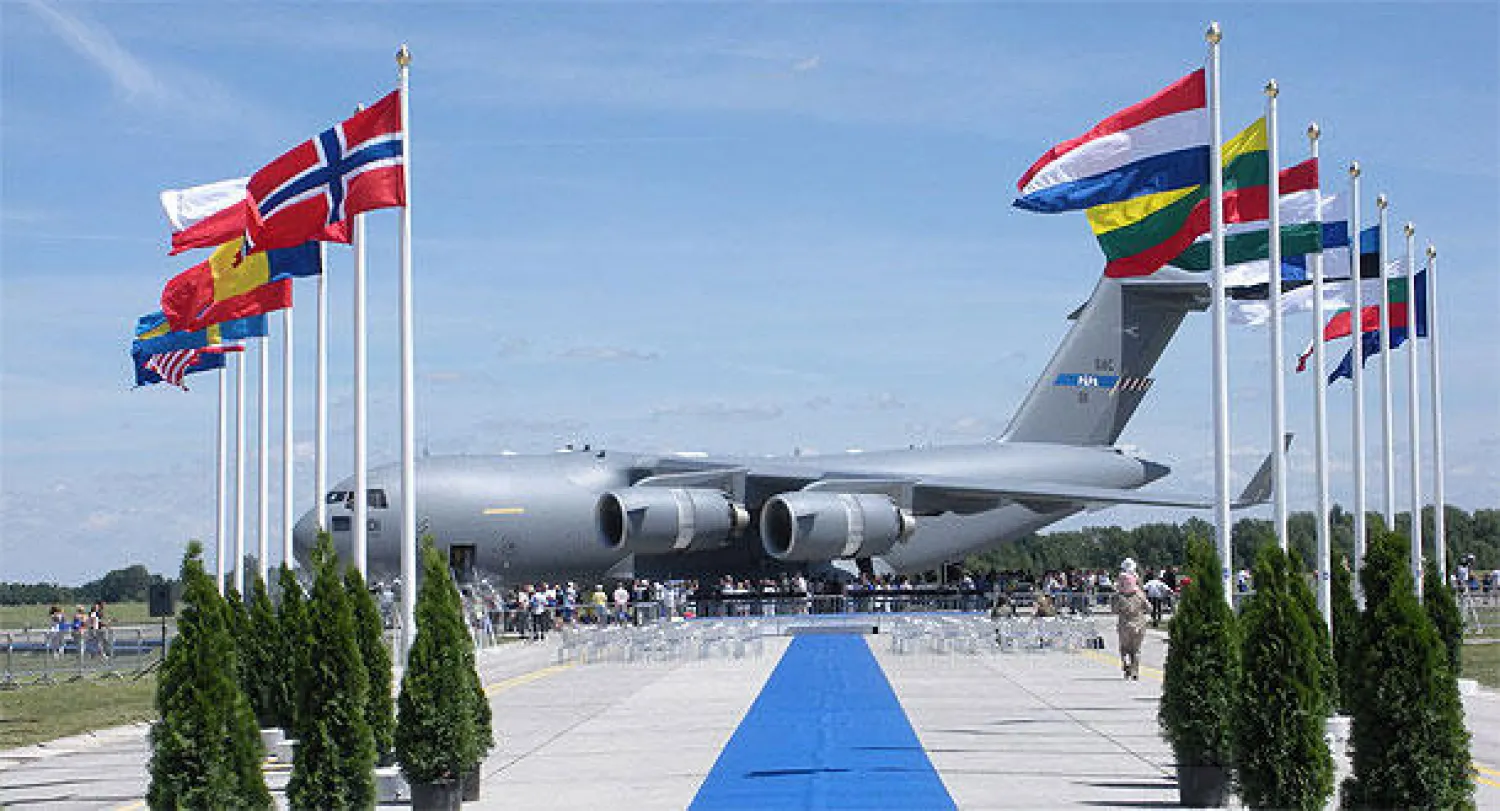 «الأطلسي» يقول إن روسيا تمد الانفصاليين بشرق أوكرانيا بالسلاح والرجال