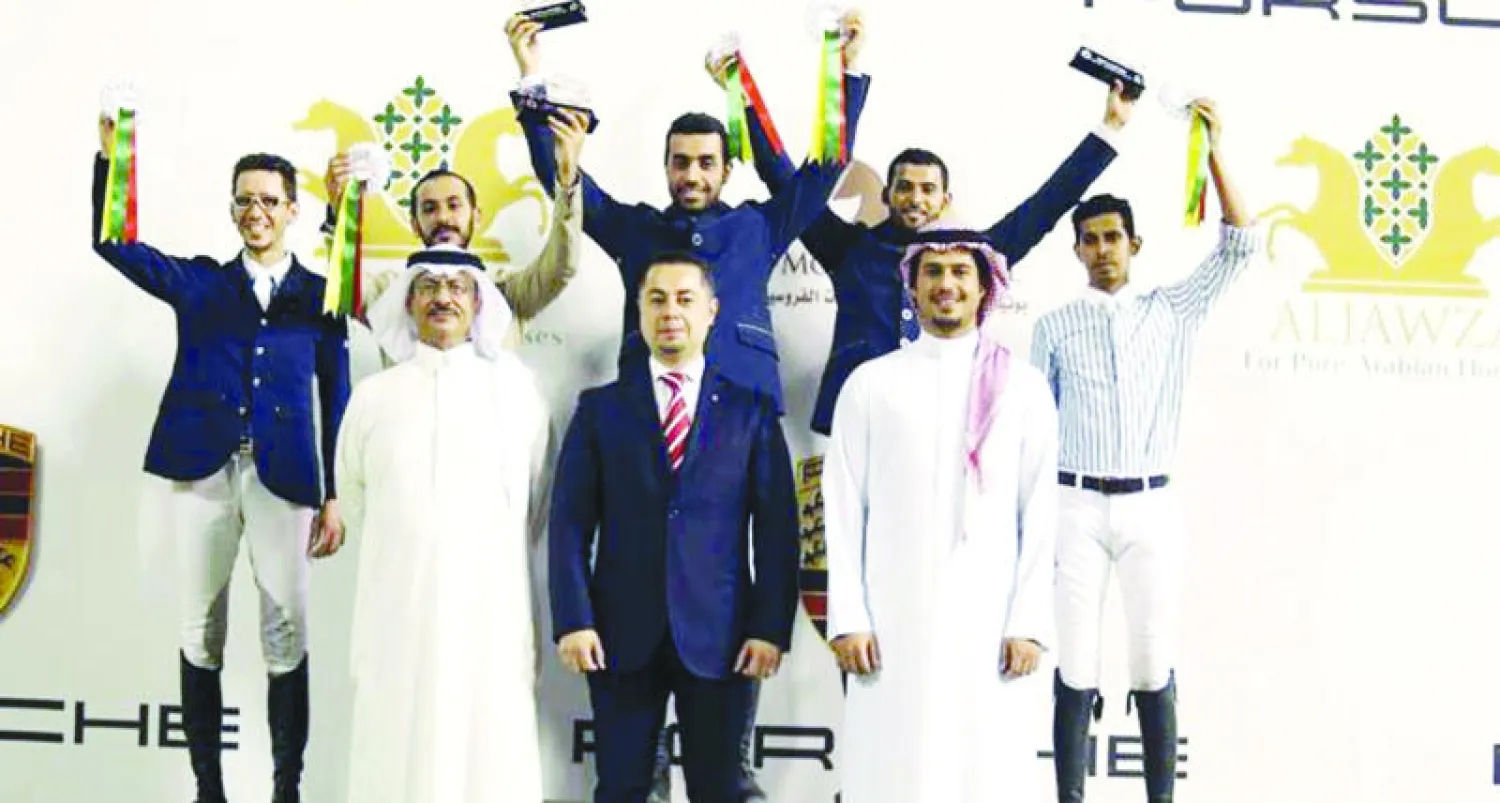 جانب من تتويج الفائزين في بطولة التحدي الدولية (تصوير: المركز الإعلامي لنادي ركوب الخيل)