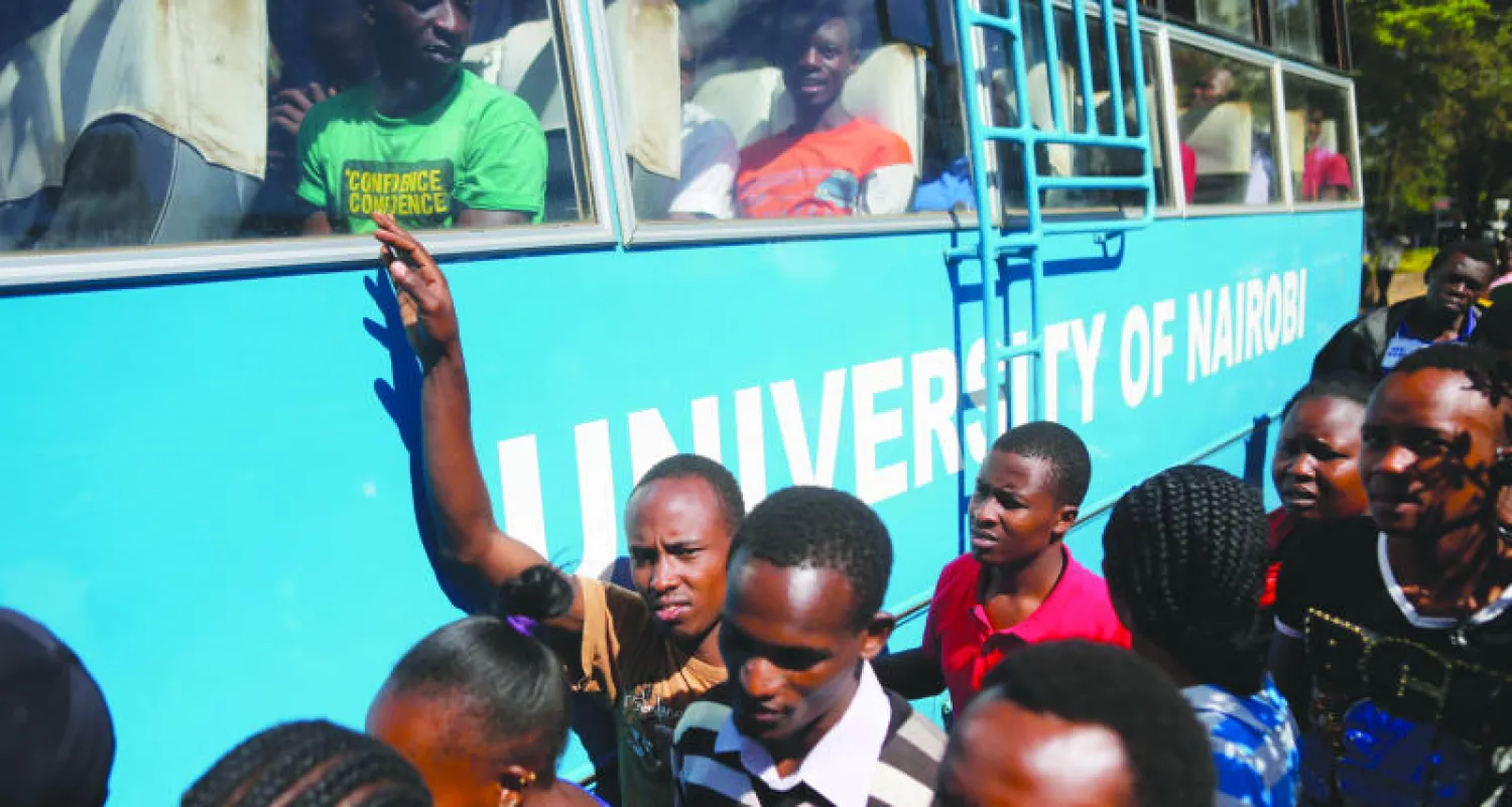 طلاب من جامعة نيروبي غادروا المستشفى يصعدون إلى الحافلات للعودة إلى الحرم الجامعي (إ.ب.أ)