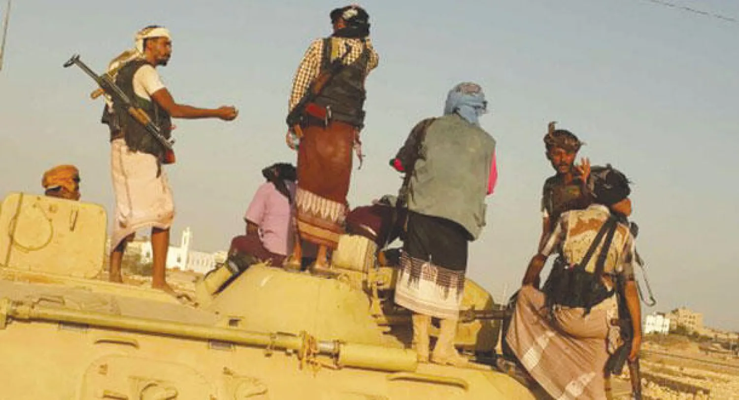 عناصر من المقاومة التابعة للرئيس الشرعي في عدن أمس ({الشرق الأوسط})