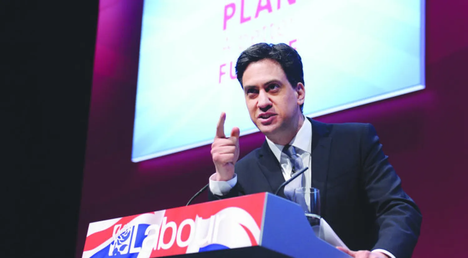 زعيم المعارضة البريطانية إد ميليباند خلال إلقائه بيانه الانتخابي في مانشستر أمس (إ.ب.أ)