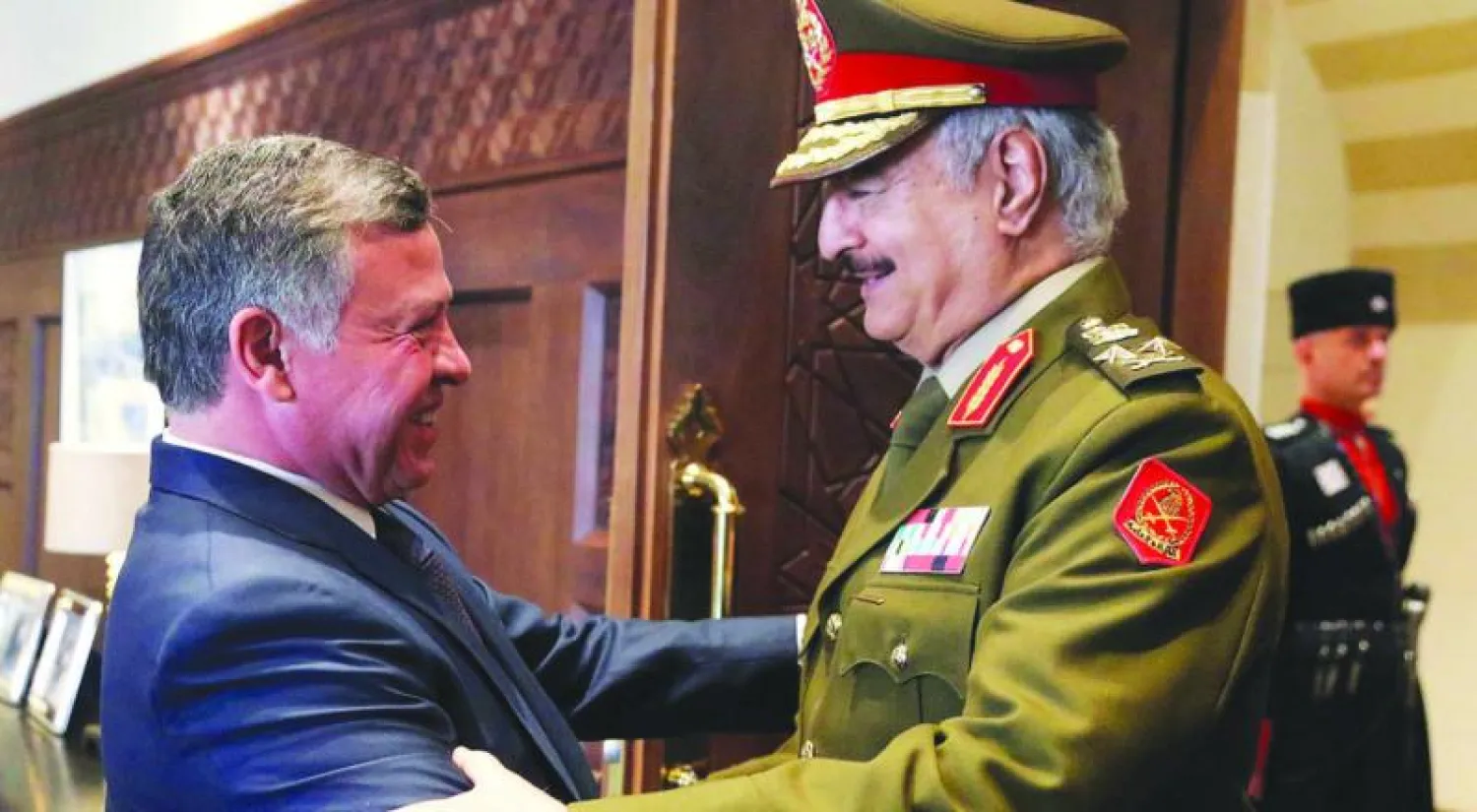 العاهل الأردني الملك عبد الله الثاني لدى استقباله القائد العام للجيش الليبي الفريق أول خليفة حفتر في العاصمة عمان أمس (إ.ب.أ)