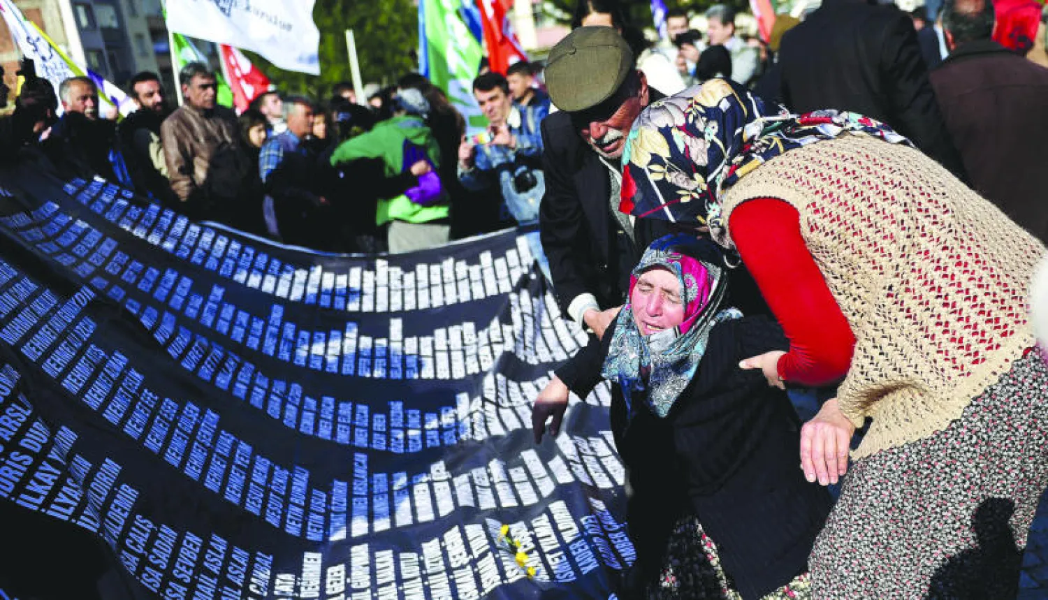 أهالي عمال منجم سوما الذين لقوا مصرعهم العام الماضي وضعوا لافتة تحمل أسماء الضحايا أمام مركز ثقافي في مدينة اخيسار (غرب البلاد) بالقرب من موقع الحادث أعد خصيصا ليتحول إلى محكمة (أ.ف.ب