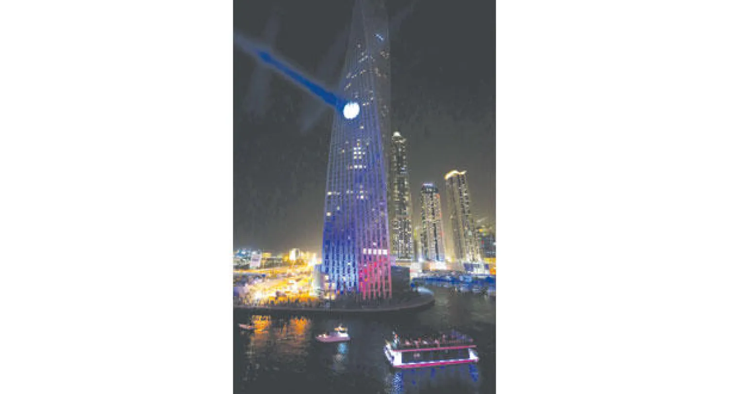 الفرنسي آلان روبرت يتسلق برج كيان (أ.ف.ب)