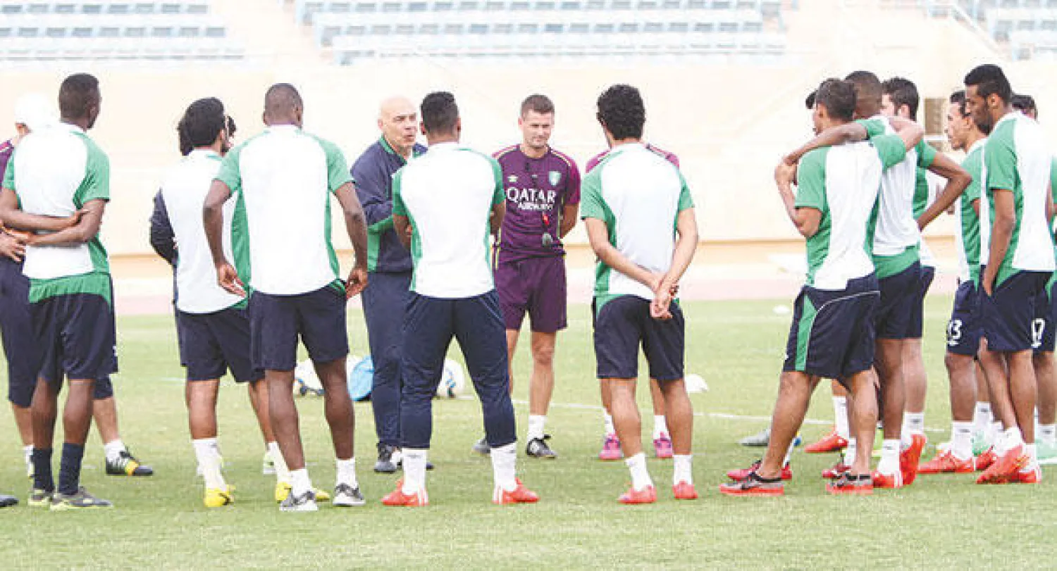 غروس خلال لقائه باللاعبين في أحد التدريبات (تصوير: المركز الإعلامي بالنادي الأهلي)