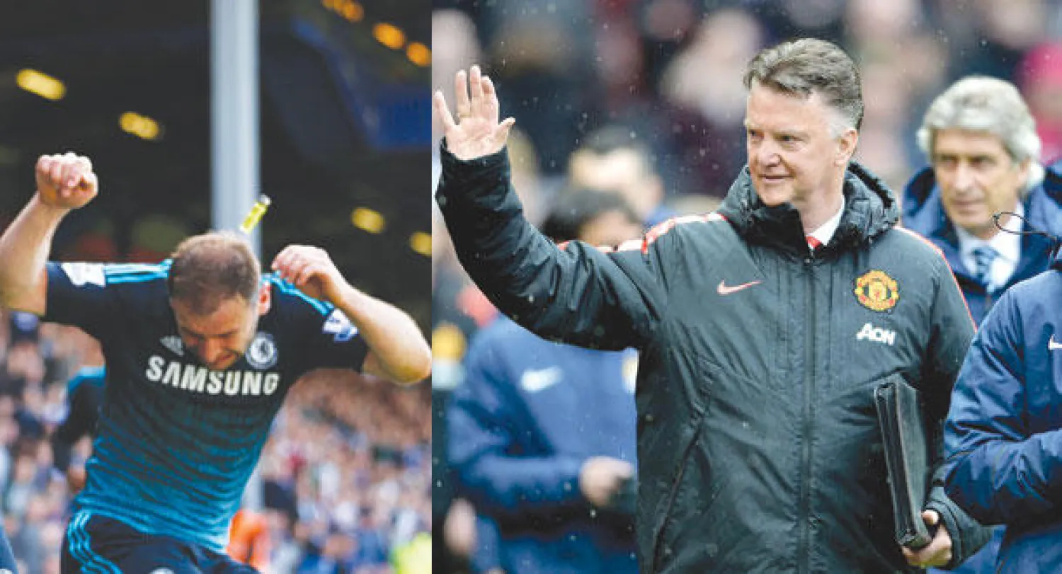 فان غال يحيي جماهير يونايتد عقب الفوز على سيتي (إ.ب.أ)  -  إيفانوفيتش يحاول إخفاء راسه بعد إصابته بقداحة من جماهير كوينز بارك (رويترز)