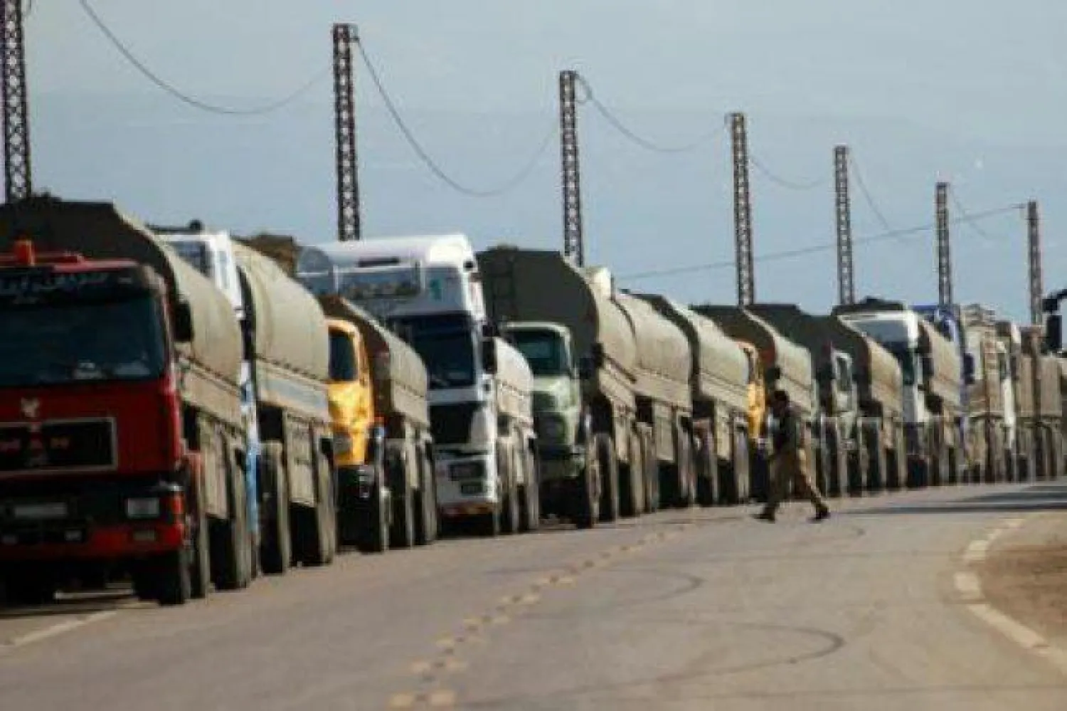 سائقو الشاحنات المحتجزون عند الحدود الأردنية - السورية يعودون إلى لبنان